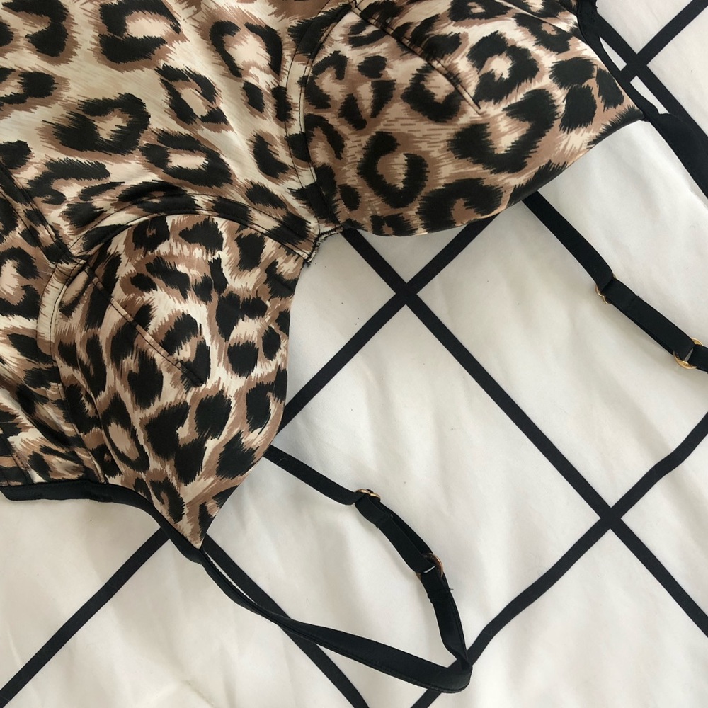 NEVER BEEN WORN Victoria’s Secret “Very Sexy” leopard and black mesh corset! 🖤